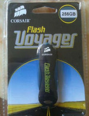 CorsairFlashVoyager256GB-1